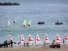 Paysages du littoral de Bretagne - Côte d'Émeraude : école de voile (petits bateaux à voile sur la plage de sable et sur la mer), à Saint-Malo