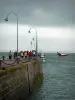 Paysages du littoral de Bretagne - Cancale : jetée agrémentée de lampadaires, bateaux de pêche sur la mer et ciel orageux