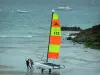 Paysages du littoral de Bretagne - Côte d'Émeraude : catamaran, plage de sable, rocher, bateaux sur la mer, à Saint-Lunaire