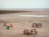 Paysages du littoral de Bretagne - Baie du Mont-Saint-Michel : aire de jeux et de pique-nique avec vue sur l'étendue de sable