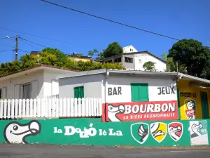 Paysages de La Réunion - Bière Dodo ornant la façade d'un bar-épicerie