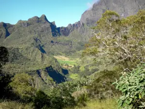 Paysages de La Réunion - Parc National de La Réunion : vue sur le cirque préservé de Mafate avec le Taïbit et les Trois Salazes