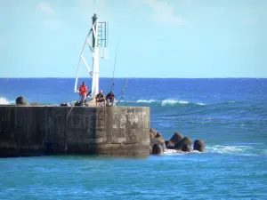 Paysages de La Réunion - Pêcheurs à la ligne sur la digue du port de Saint-Gilles-les-Bains