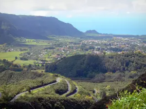 Paysages de La Réunion - Panorama sur La Plaine-des-Palmistes et la route en lacets depuis le col de Bellevue