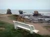 Paysages de Vendée - Corniche vendéenne : banc avec vue sur les rochers et la mer (océan Atlantique), à Saint-Hilaire-de-Riez (Sion-sur-l'Océan)