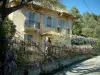 Peillon - Hermosa casa con contraventanas azules y adornado con flores de escalada (glicina)