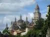 Périgueux - Catedral de Saint-Front en el estilo bizantino, las casas del casco antiguo y las nubes en el cielo