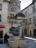 Périgueux - Fountain of the Saint-Louis square and the Pâtissier house (Tenant house)