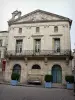 Pézenas - Old town: former consular house (Art professions house), shrubs in jars, paved ground