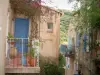 Pigna - Pequeño balcón decorado con plantas y casas en la aldea (en Balagne)
