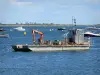 Piraillan - Barco flotando en las aguas de la ostra de Arcachon