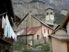 Plampinet - Clocher de l'église Saint-Sébastien et maisons du village ; dans la vallée de la Clarée