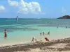 Playas de Martinica - Refrescante baño en las aguas turquesas de la playa de Anse Michel; en el municipio de Sainte-Anne, Cap Chevalier
