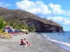 Playas de Martinica - Descansando en la playa de la esquina, con su arena de color gris, con las palmas de coco y el mar Caribe; en la ciudad de Carbet