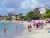 Playas de Martinica - Descansando en la playa de arena blanca de Anse Mitan y nadar en las tranquilas aguas del mar; en la ciudad de Trois-Îlets