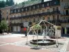 Plombières-les-Bains - Cuadrada con una piscina con un chorro de agua y las casas en la ciudad (estación) de fondo térmica