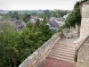 Poix-де-Пикардия - Лестница с видом на крыши таунхаусов и деревьев
