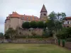 Pommiers - Ancien prieuré de Pommiers : tours des bâtiments conventuels, clocher de l'église prieurale Saint-Pierre, arbres et pelouse