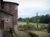 Pommiers - Bâtiment conventuel de l'ancien prieuré avec vue sur les prés et les arbres