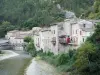 Pontaix - Vieilles maisons entourées de verdure sur les bords de la rivière Drôme