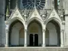 Pontmain - Fachada de la Basílica de Nuestra Señora de Pontmain