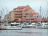 Port-Barcarès - Veleros en el puerto deportivo y edificios de la localidad