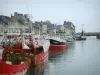 Port-en-Bessin - Casas y el puerto pesquero con sus barcos arrastreros () amarre