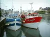 Port-en-Bessin - Casas y el puerto pesquero con sus barcos arrastreros () amarrado en el muelle