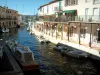 Port-Grimaud - Canal, bateaux amarrés le long des quais et maisons à arcades