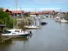 Porto de Larros - Cabanas de ostras e barcos ancorados