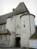 Prémery - Puerta fortificada del castillo con una torre y una torreta