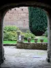 Priorato de Comberoumal - Priorato de grandmontain Comberoumal: patio del claustro
