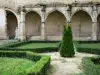 Priorij van Souvigny - Priorij Souvigny: tuin en arcades van het klooster