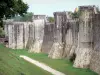 Provins - Fortificada (fortificaciones medievales) de las altas murallas de la ciudad y las torres, a pie de las murallas