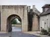 Provins - Porte de Jouy gate and house of the upper town
