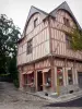 Provins - Antigua casa de los lados de madera de la ciudad alta