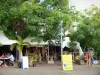 Pueblo de artesanos de L'Éperon - Objeto Taller de Diseño de coco deco y terraza del restaurante bajo los árboles
