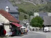 Pueblo de Gavarnie - Calle bordeada de casas y tiendas