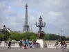 Puente Alexandre-III - Vista de la Torre Eiffel desde el Pont Alexandre III