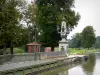 Puente-canal de Briare - La entrada al puente del canal, árboles y postes de luz, camino de sirga