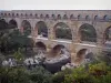 Puente del Gard - Acueducto romano (monumento antiguo), con tres pisos (niveles) de arcadas (arcos) que atraviesa el río Gardon, en la ciudad de Vers-Pont-du-Gard