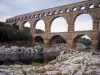 Puente del Gard - Acueducto romano (monumento antiguo), con tres pisos (niveles) de arcadas (arcos) que atraviesa el río Gardon, en la ciudad de Vers-Pont-du-Gard