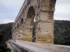 Puente del Gard - Juegos de mesa (arcos) del acueducto romano (monumento antiguo) en la ciudad de Vers-Pont-du-Gard