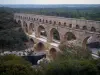Puente del Gard - Acueducto romano (monumento antiguo), con tres pisos (niveles) de arcadas (arcos) que abarca las orillas del río Gardon y se plantaron árboles en la ciudad de Vers-Pont-du-Gard
