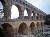 Puente del Gard - Juegos de mesa (arcos) del acueducto romano (monumento antiguo) en la ciudad de Vers-Pont-du-Gard