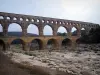 Puente del Gard - Acueducto romano (monumento antiguo), con tres pisos (niveles) de los arcos (arcos) en la ciudad de Vers-Pont-du-Gard