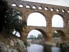 Puente del Gard - Acueducto romano (monumento antiguo), con tres pisos (niveles) de arcadas (arcos) que abarca las aguas del Gardon, en la ciudad de Vers-Pont-du-Gard