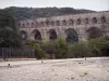 Puente del Gard - Acueducto romano (monumento antiguo) en la ciudad de Vers-Pont-du-Gard