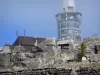 Puy de Dôme - Volcán de la Puys (Monts Dome): restos del templo de Mercurio (templo romano) y el observatorio meteorológico en el fondo, en el Parque Natural Regional de los Volcanes de Auvernia