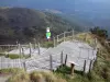 Puy de Dôme - Belvedere (panorámica), y las escaleras hasta la parte superior del Puy de Dome (volcán Puys) en el Parque Natural Regional de los Volcanes de Auvernia